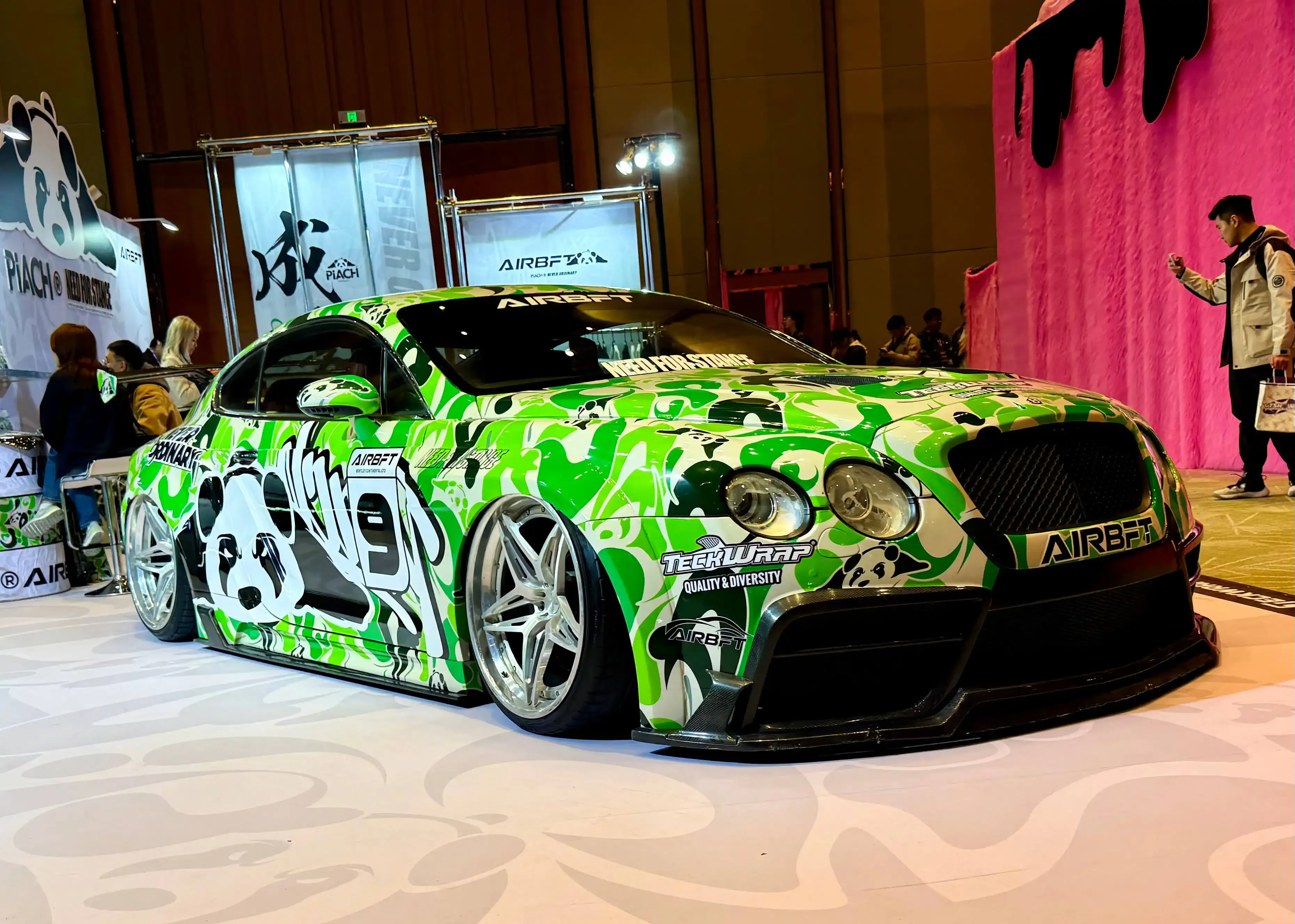 Bentley с ярким камуфляжным тюнингом на GT Show 2025
